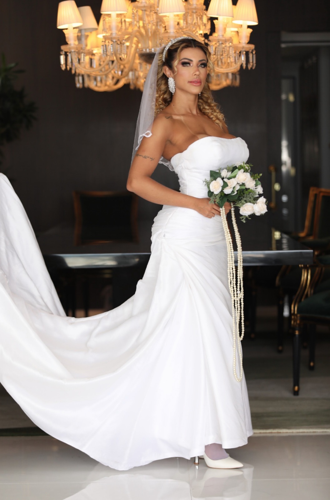 Cris Galera em produção editorial de vestido branco